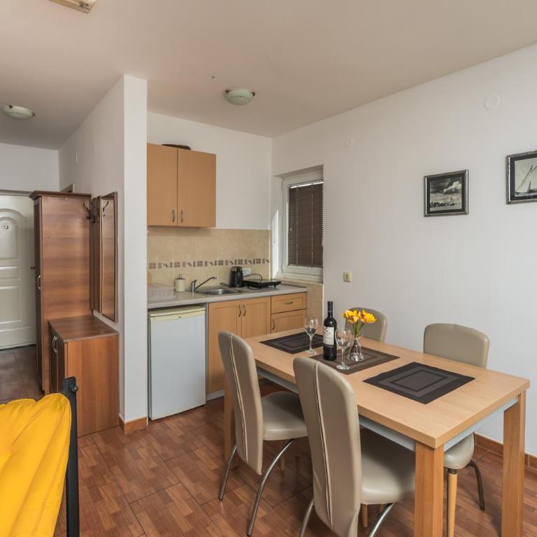 Apartments Franićević - Apartman s 1 Spavaćom Sobom i Balkonom - 4