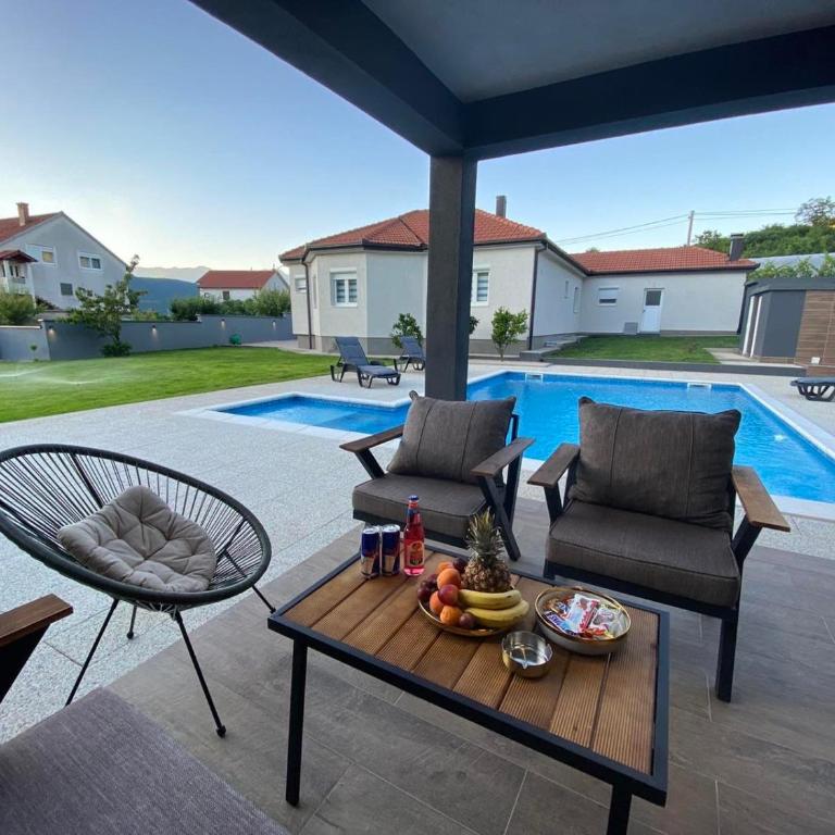 House and pool BajNa - Three-Bedroom Villa - 1