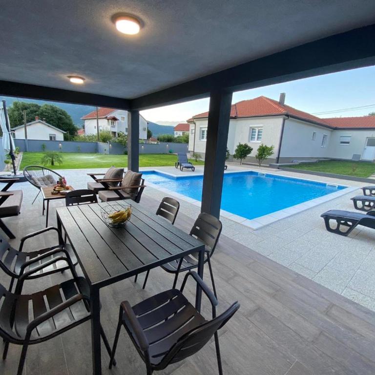 House and pool BajNa - Three-Bedroom Villa - 10