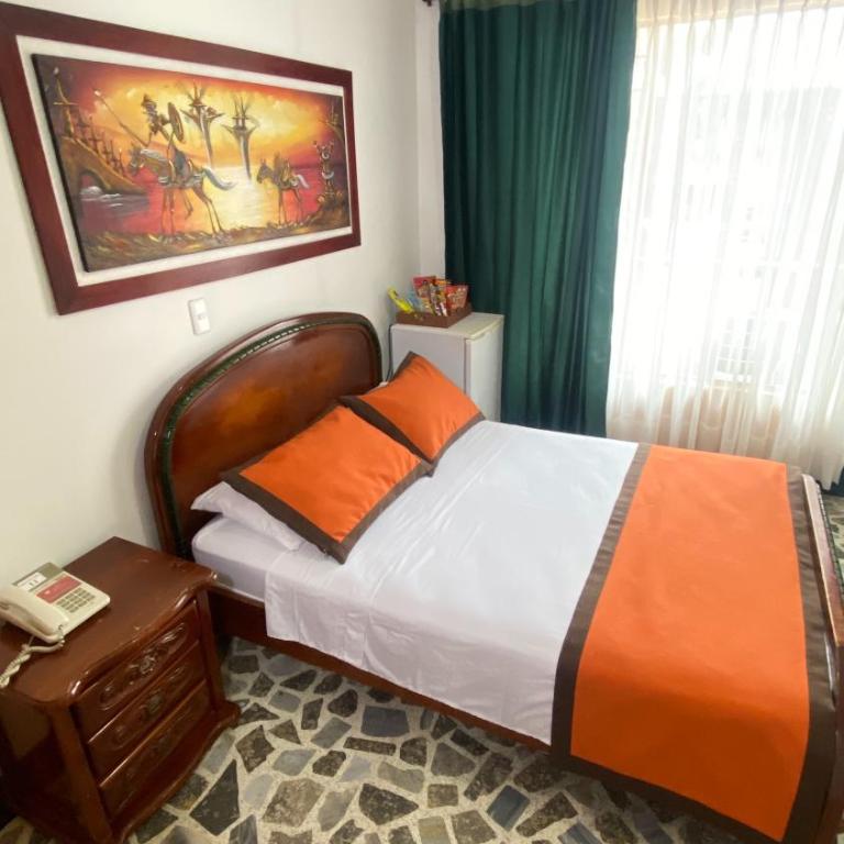 Hotel Tequendama - Habitación con cama grande y balcón - 7