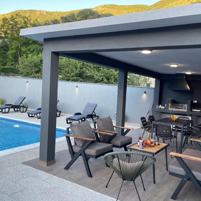 House and pool BajNa - Three-Bedroom Villa - 8