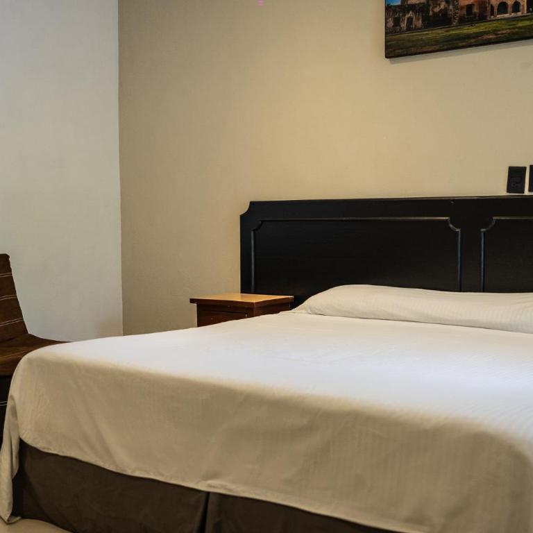 Hotel María de la Luz - Habitación con cama extragrande y balcón - 1