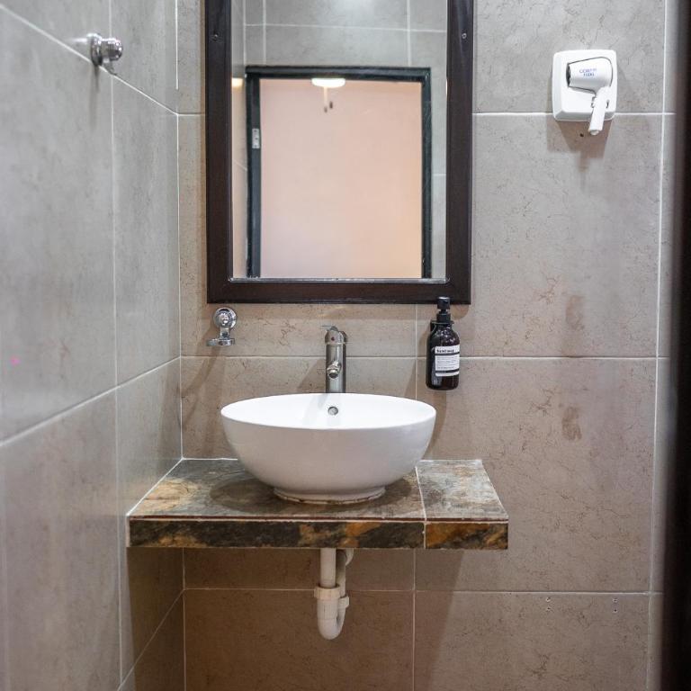 Hotel María de la Luz - Habitación con cama extragrande y balcón - 6