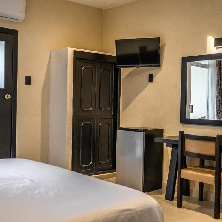 Hotel María de la Luz - Habitación con cama extragrande y vistas a la piscina - 6
