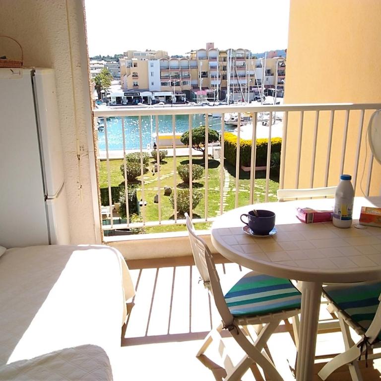 T2 Confort Centre Port 4 Pers - Clim - Parking - Ascenseur - FR-1-796-25 - Appartement - 1