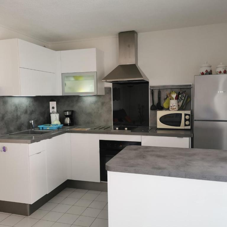 Direct Plage, Piscine et Parking - Confort Moderne pour 4 Pers - FR-1-796-37 - Apartment - 2