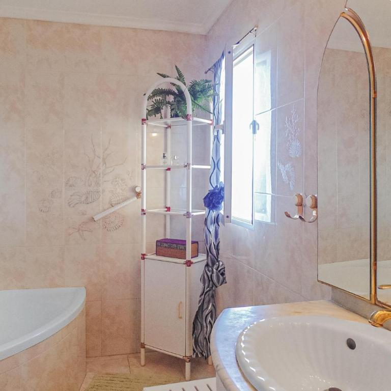 Awesome Apartment In Torrevieja - Apartamento de 3 dormitorios - 23