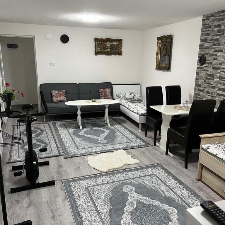 Apartman Royal sa GARAŽOM i KLIMOM - Apartment with Balcony - 27