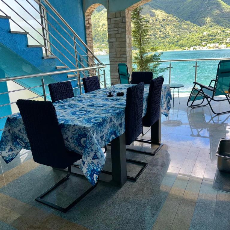 ApartHotel Maxim - Three-Bedroom Premium Apartment with Balcony - 37