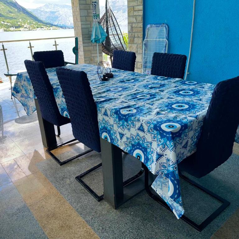 ApartHotel Maxim - Three-Bedroom Premium Apartment with Balcony - 49