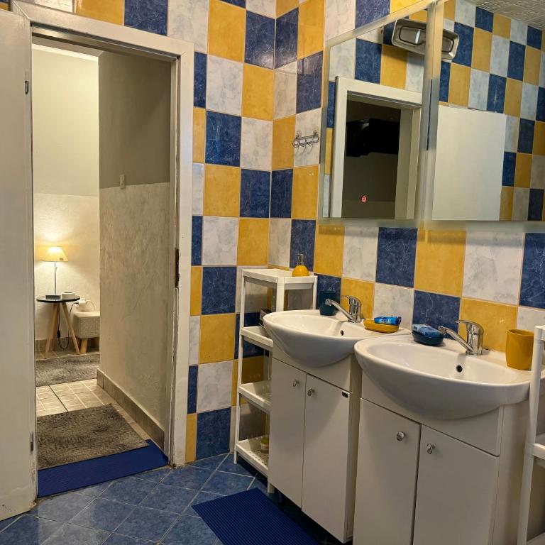 ApartHotel Maxim - Three-Bedroom Premium Apartment with Balcony - 38
