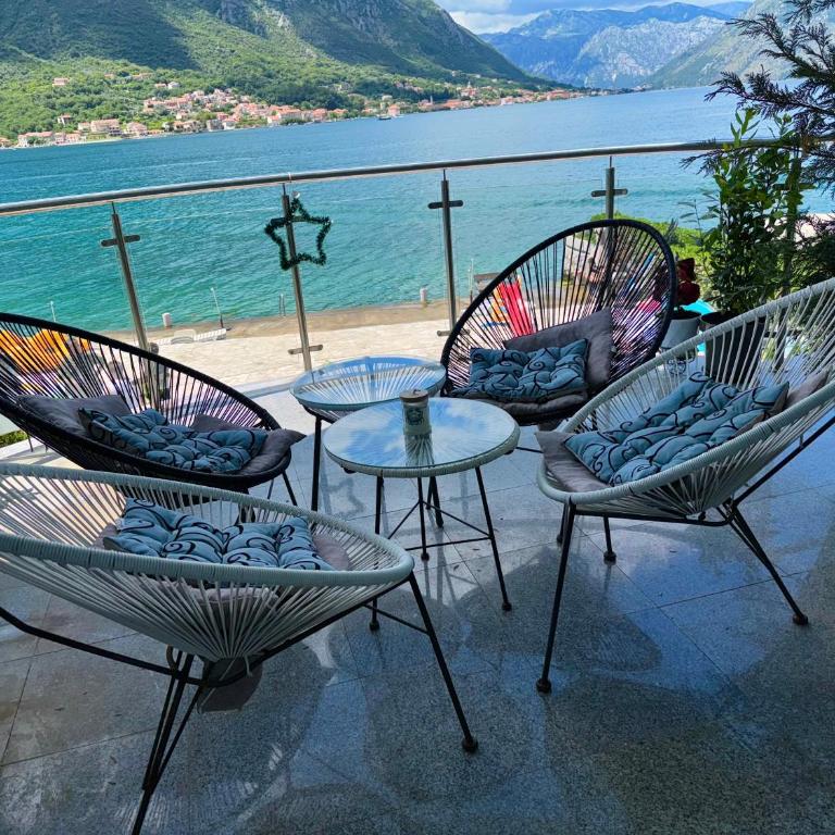 ApartHotel Maxim - Three-Bedroom Premium Apartment with Balcony - 1