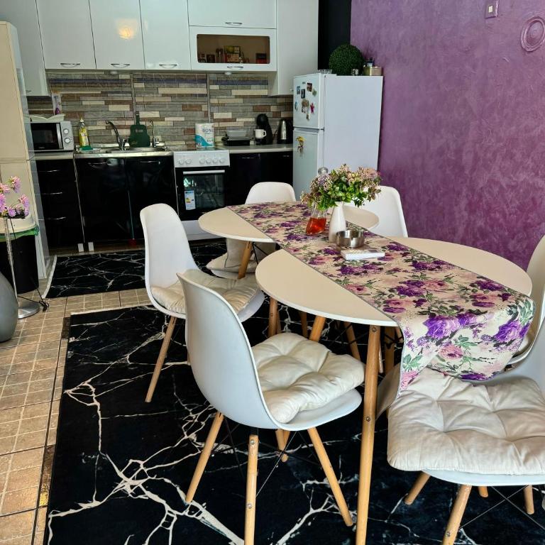 ApartHotel Maxim - Three-Bedroom Premium Apartment with Balcony - 45