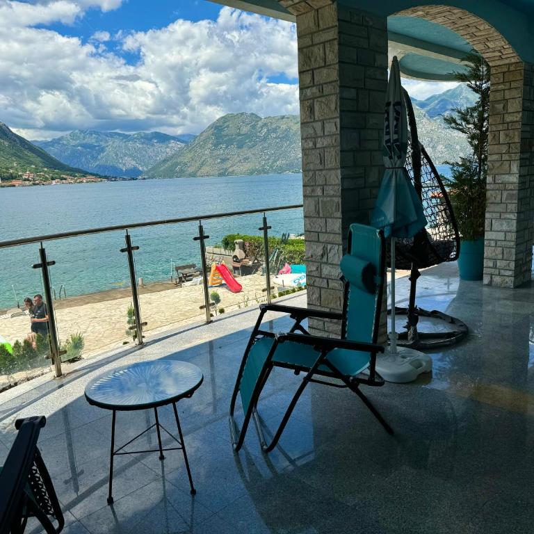 ApartHotel Maxim - Three-Bedroom Premium Apartment with Balcony - 6