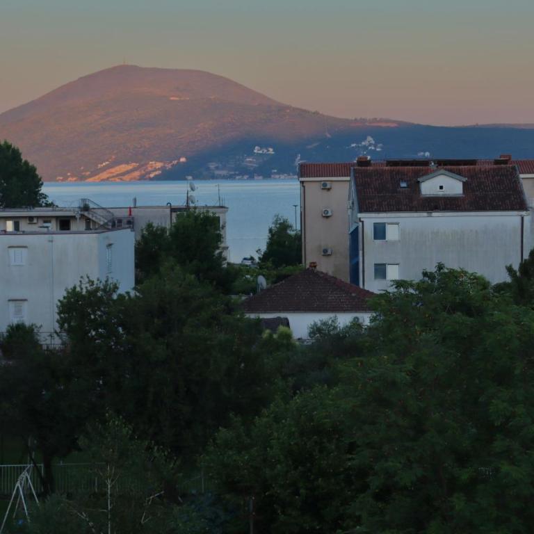 Apartment in Igalo - Two-Bedroom Apartment - 17