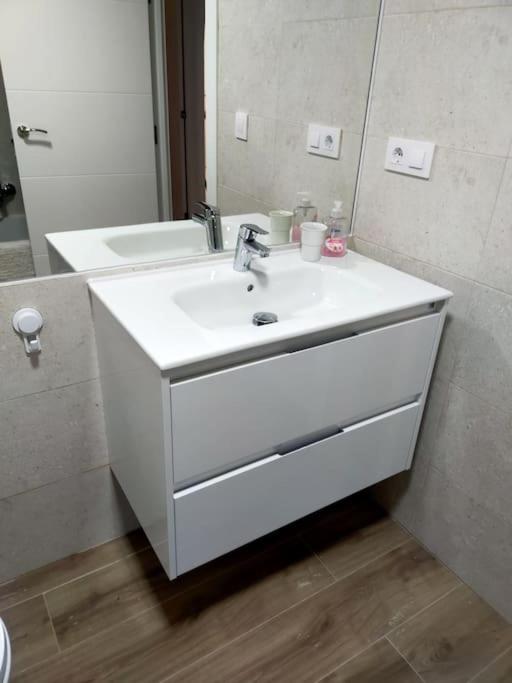 Amplio apartamento al lado del mar - Three-Bedroom Apartment - 24