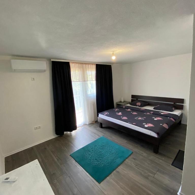 Apartman UnaTesnim - Three-Bedroom Apartment with View - 2