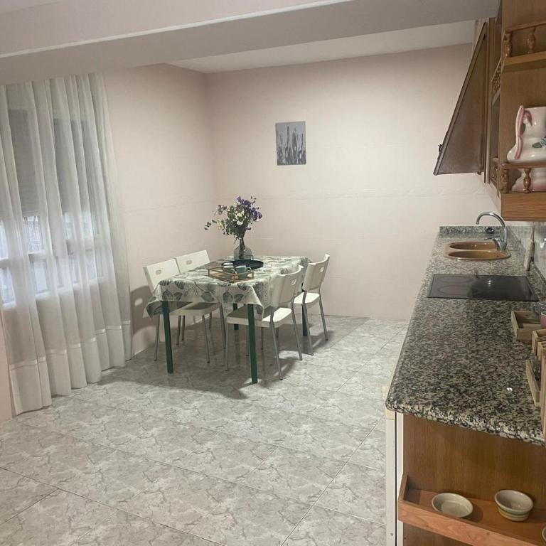 El 10 de Solar Bajo - Four-Bedroom House - 20