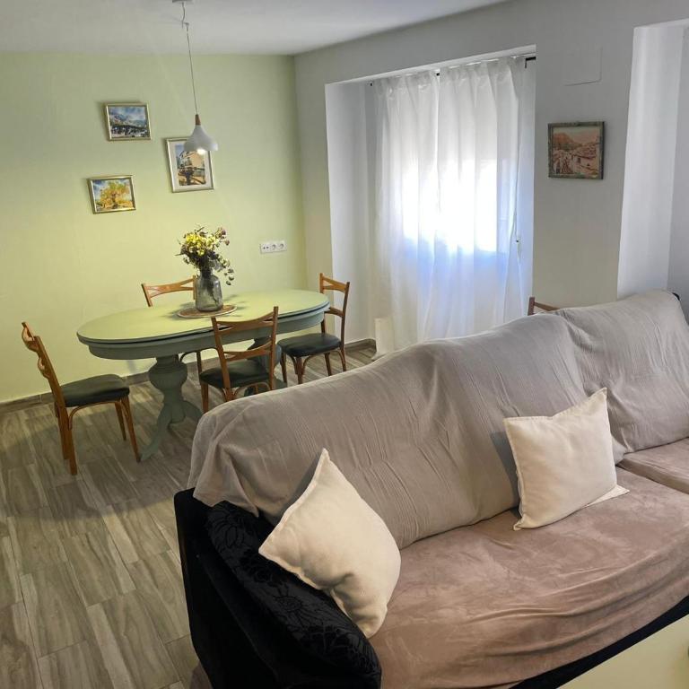 El 10 de Solar Bajo - Four-Bedroom House - 12