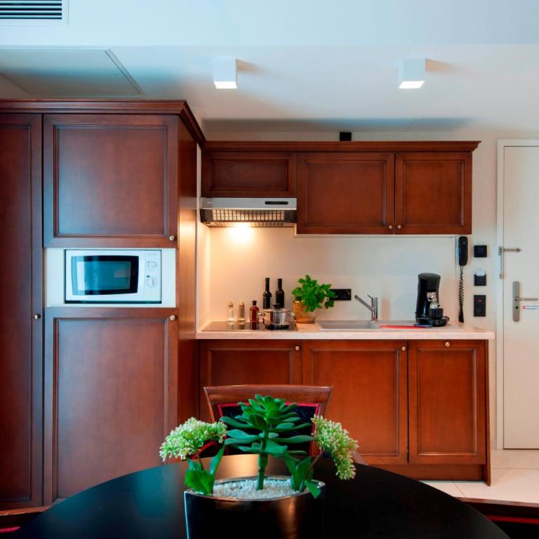 AdvaStay by KING's - Deluxe Suite mit Terrasse - 16