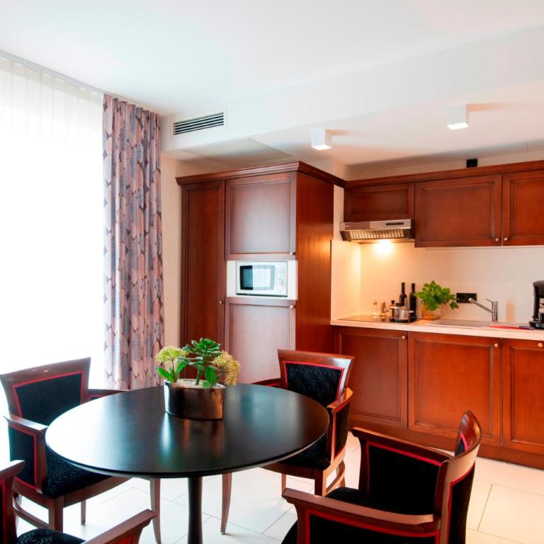 AdvaStay by KING's - Deluxe Suite mit Terrasse - 17