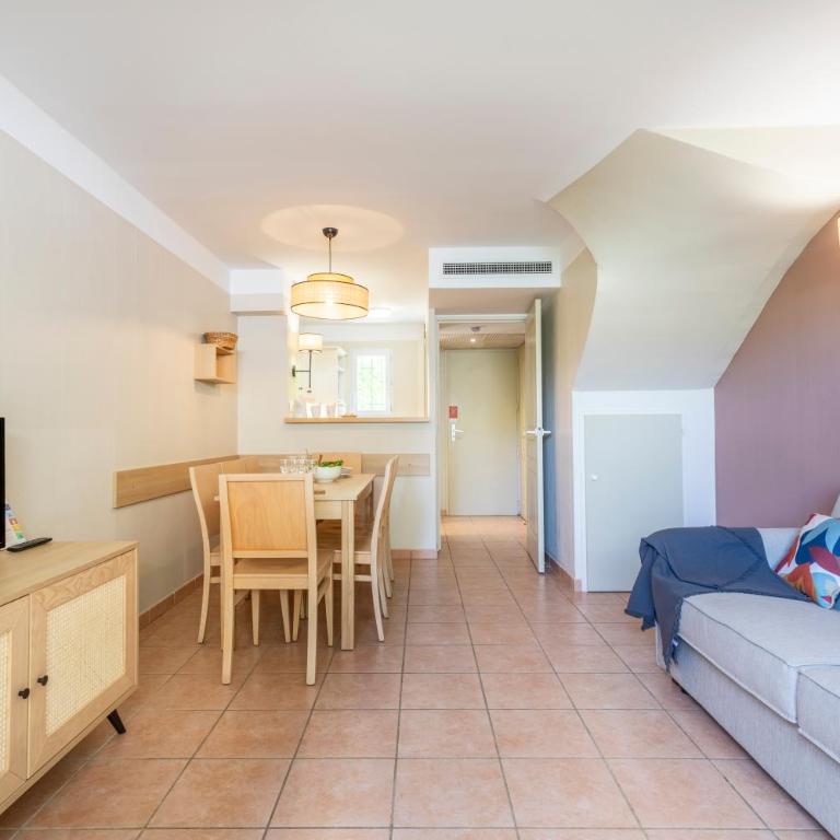 Résidence Pierre & Vacances le Hameau de la Pinède - Maison 2 Chambres en Triplex avec Alcôve, Climatisation et Terrasse (8 Personnes) - 13
