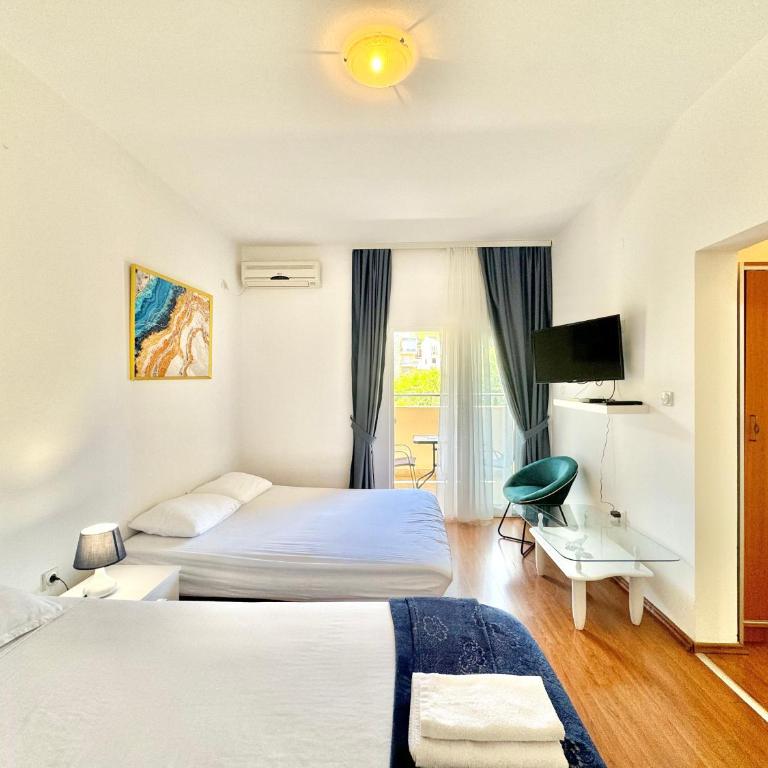 FOR-A Apartmani - Apartment with Balcony - 1