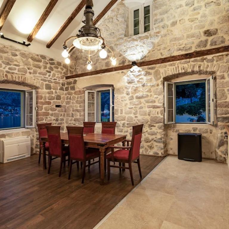 Seaside Stone House - Bella Vista - Three-Bedroom House - 6
