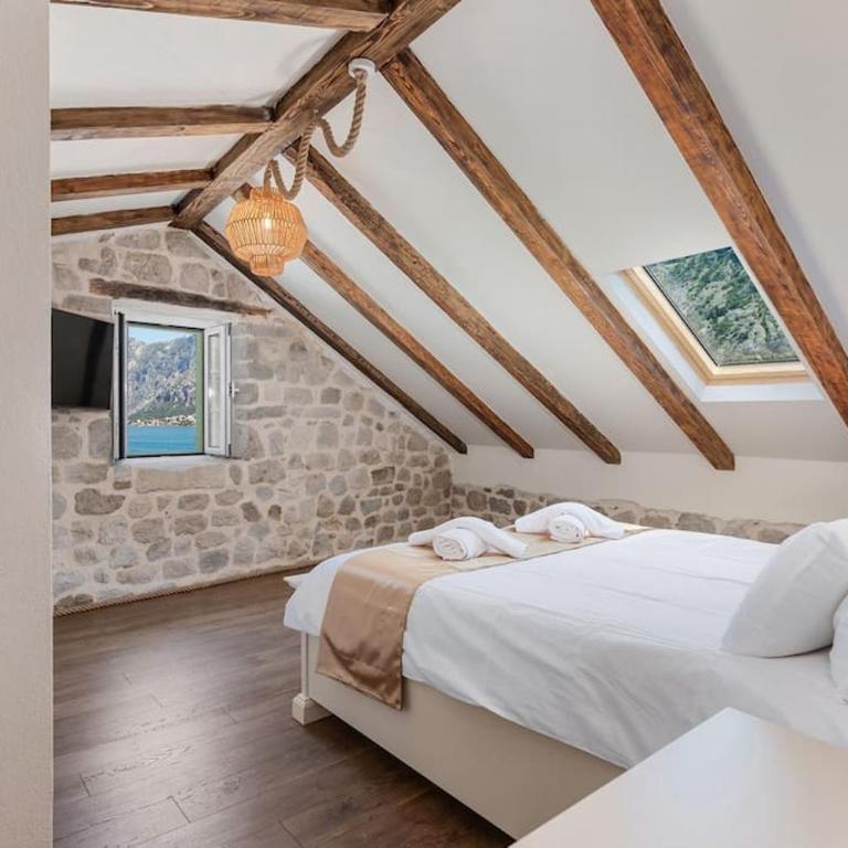 Seaside Stone House - Bella Vista - Three-Bedroom House - 18