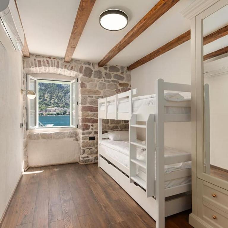 Seaside Stone House - Bella Vista - Three-Bedroom House - 26