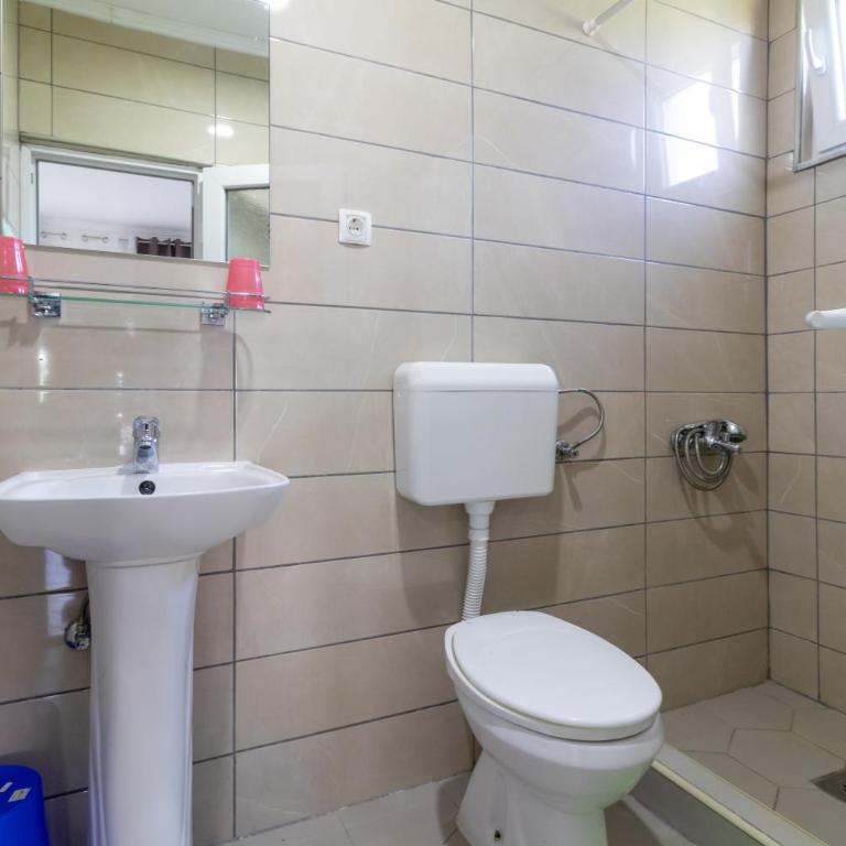 Tomi Guesthouse - Apartment with Balcony - 4