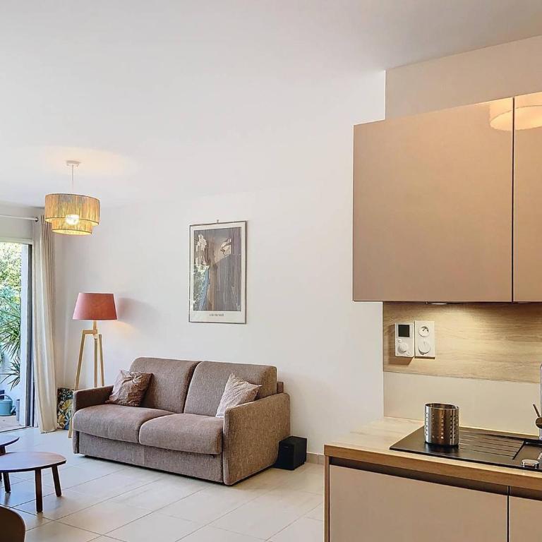 Appartement à 150m plage des Lecques, climatisé, piscine, terrasse, 2 chambres, parking - 4 étoiles - FR-1-770-29 - Appartement - 6