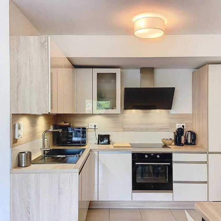 Appartement à 150m plage des Lecques, climatisé, piscine, terrasse, 2 chambres, parking - 4 étoiles - FR-1-770-29 - Appartement - 9