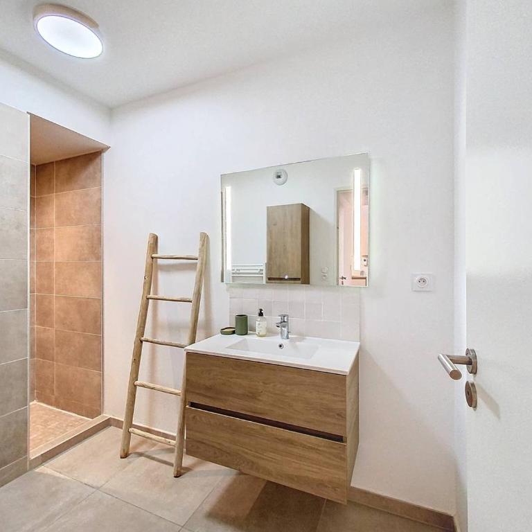 Appartement à 150m plage des Lecques, climatisé, piscine, terrasse, 2 chambres, parking - 4 étoiles - FR-1-770-29 - Appartement - 23