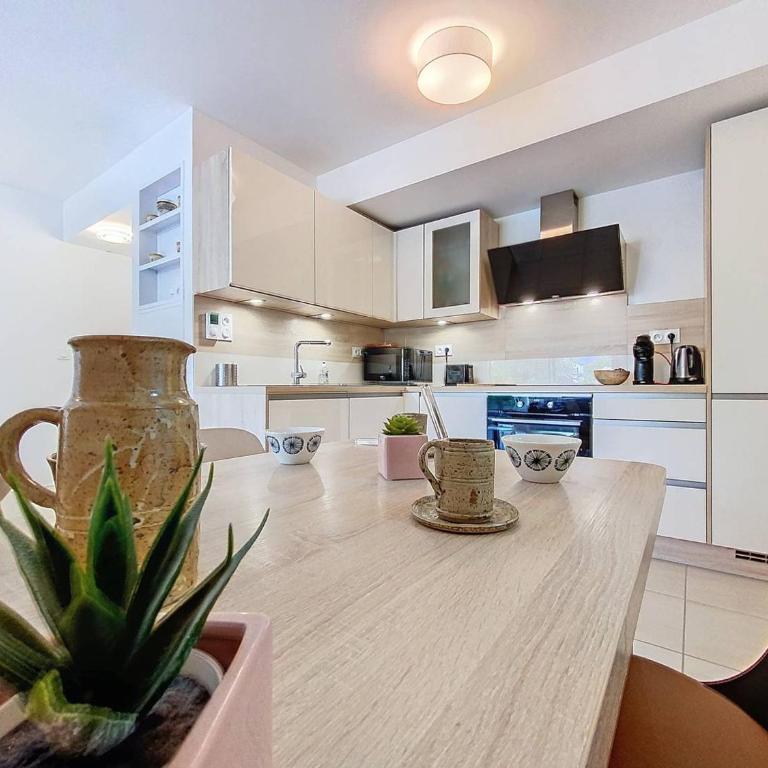 Appartement à 150m plage des Lecques, climatisé, piscine, terrasse, 2 chambres, parking - 4 étoiles - FR-1-770-29 - Appartement - 24