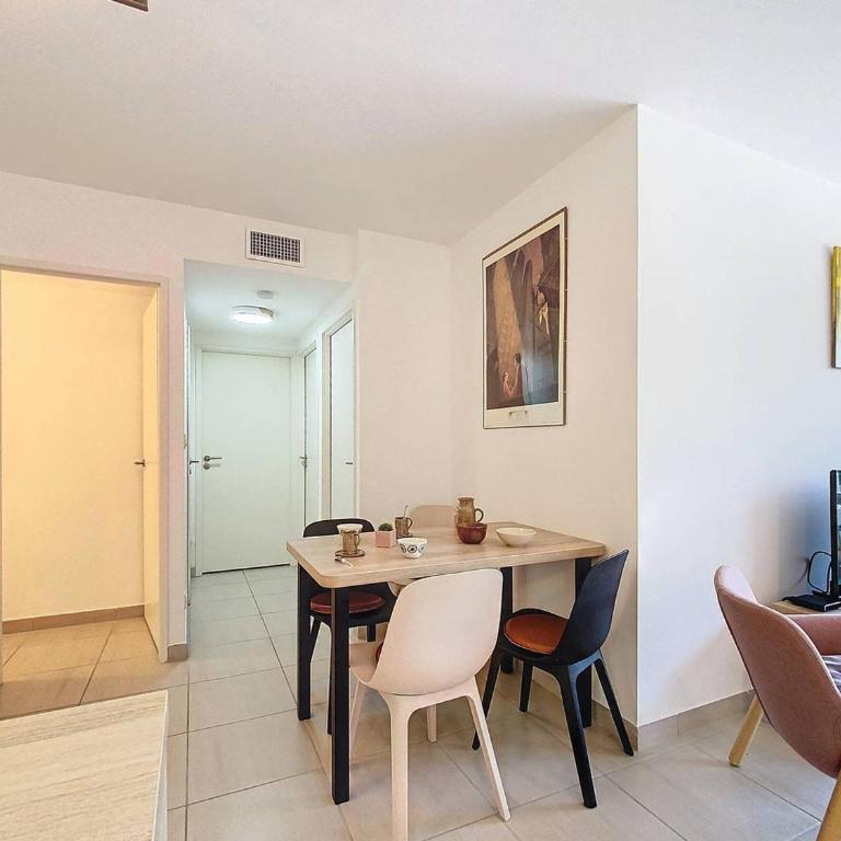 Appartement à 150m plage des Lecques, climatisé, piscine, terrasse, 2 chambres, parking - 4 étoiles - FR-1-770-29 - Appartement - 25