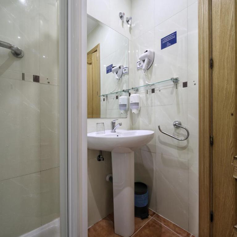 Hostal Las Fuentes - Interior Small Double Room - 6