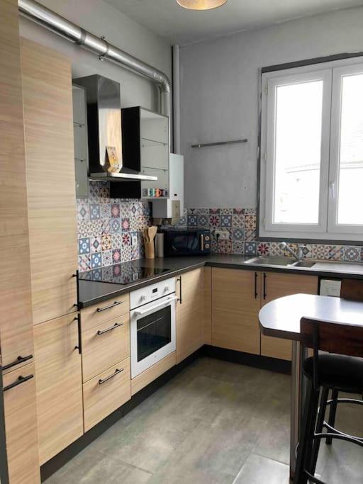 Coeur de ville, balcon & parking gratuit - Appartement 2 Chambres - 10