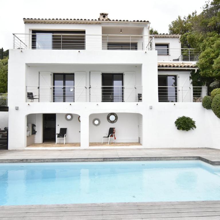 Villa luxueuse moderne avec piscine & récemment rénovée, vue mer exceptionnelle! - Haus mit 4 Schlafzimmern - 33