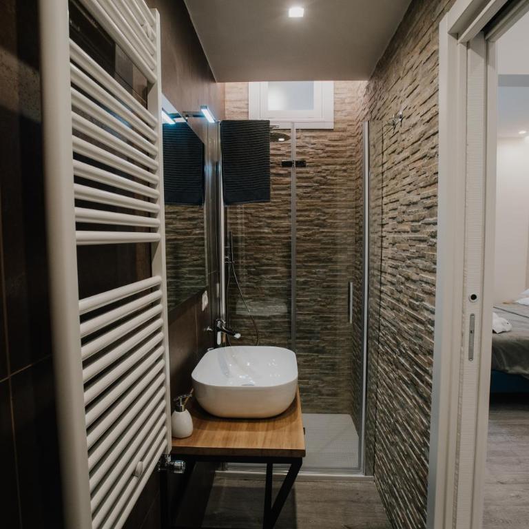 Marcone Luxury Rooms - Il giardino di pietra - King Room with Spa Bath - 8