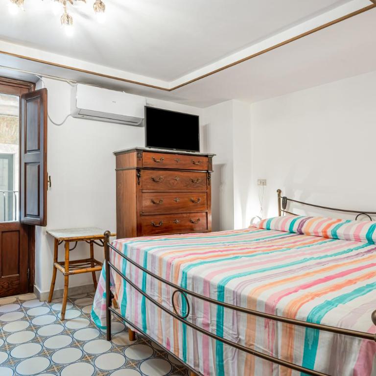 GuestHost - Roomy Central Apartment in the Heart of Taormina - Three-Bedroom Apartment - 2