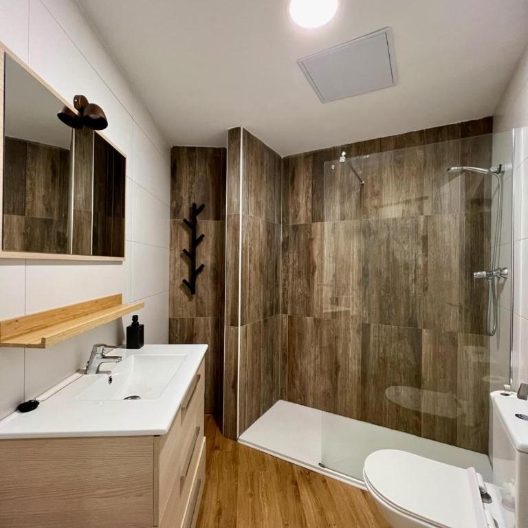 Apartamentos de Pradas - Three-Bedroom Apartment - 12
