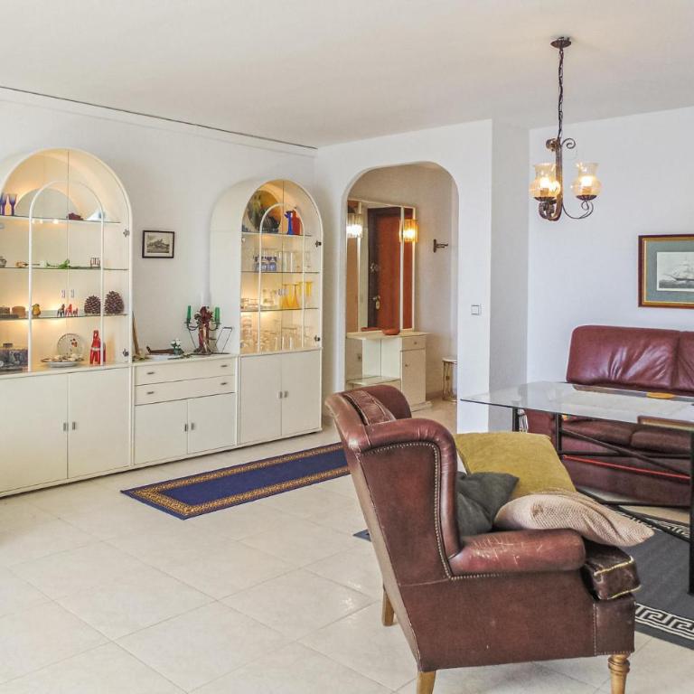 Awesome Apartment In Torrevieja - Apartamento de 3 dormitorios - 4