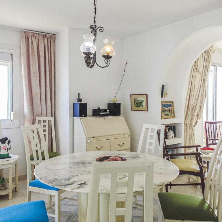 Awesome Apartment In Torrevieja - Apartamento de 3 dormitorios - 5