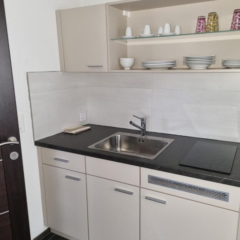 Apartmani Sutomore Tri Palme - Trokrevetna Soba sa Balkonom - 2