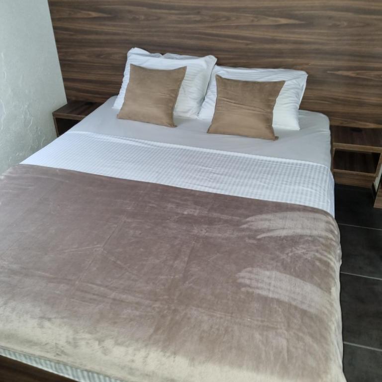 Apartmani Sutomore Tri Palme - Trokrevetna Soba sa Balkonom - 1