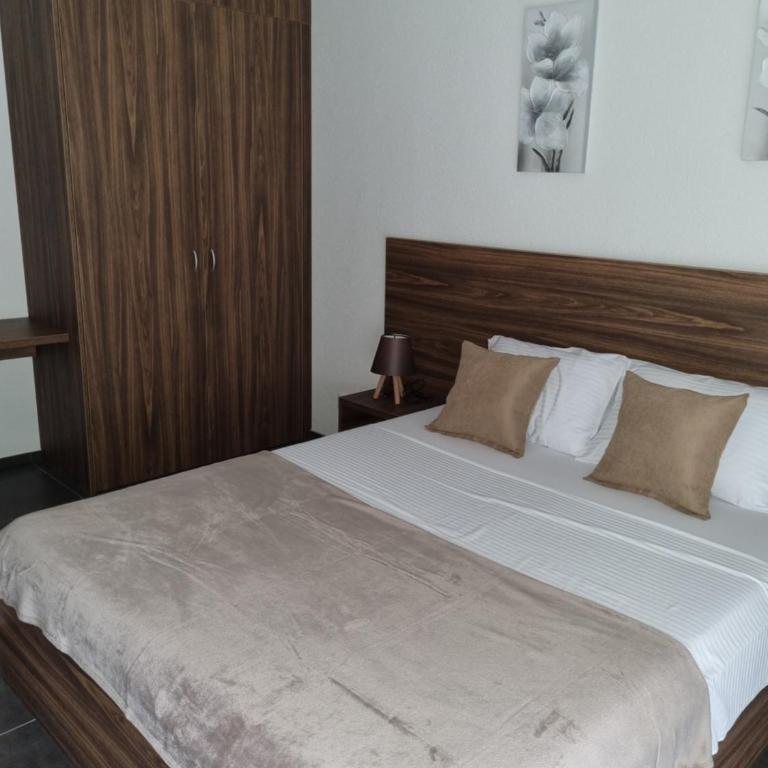 Apartmani Sutomore Tri Palme - Deluks Dvokrevetna Soba sa Bračnim Krevetom - 1