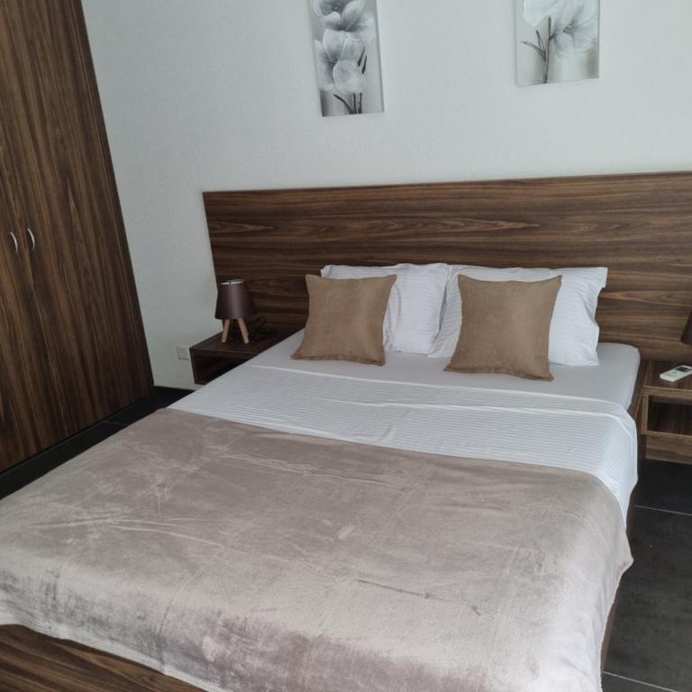 Apartmani Sutomore Tri Palme - Deluks Dvokrevetna Soba sa Bračnim Krevetom - 2
