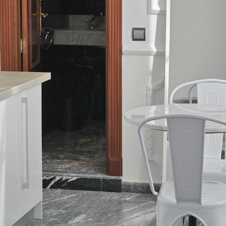 Apartamentos Plaza Constitución - Larios - Estudio con balcón - 3