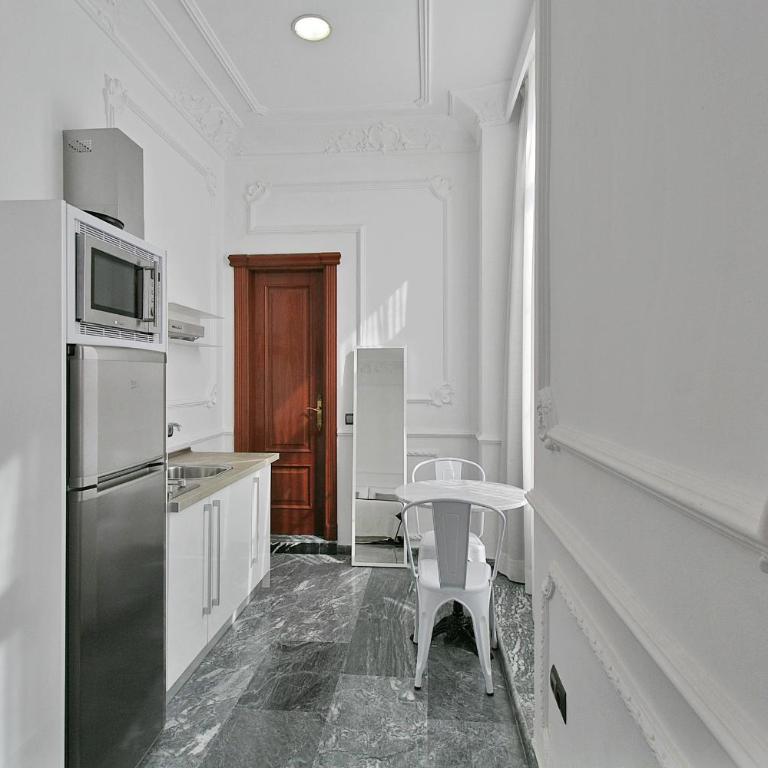 Apartamentos Plaza Constitución - Larios - Estudio con balcón - 4